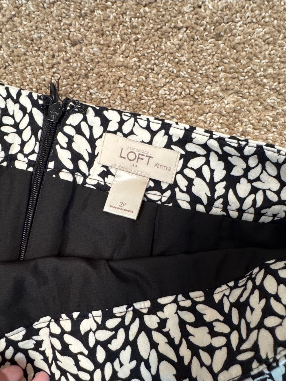 LOFT Black and White Leaf-Print Pencil Skirt SZ 2P back zip up stretch career - Picture 5 of 8